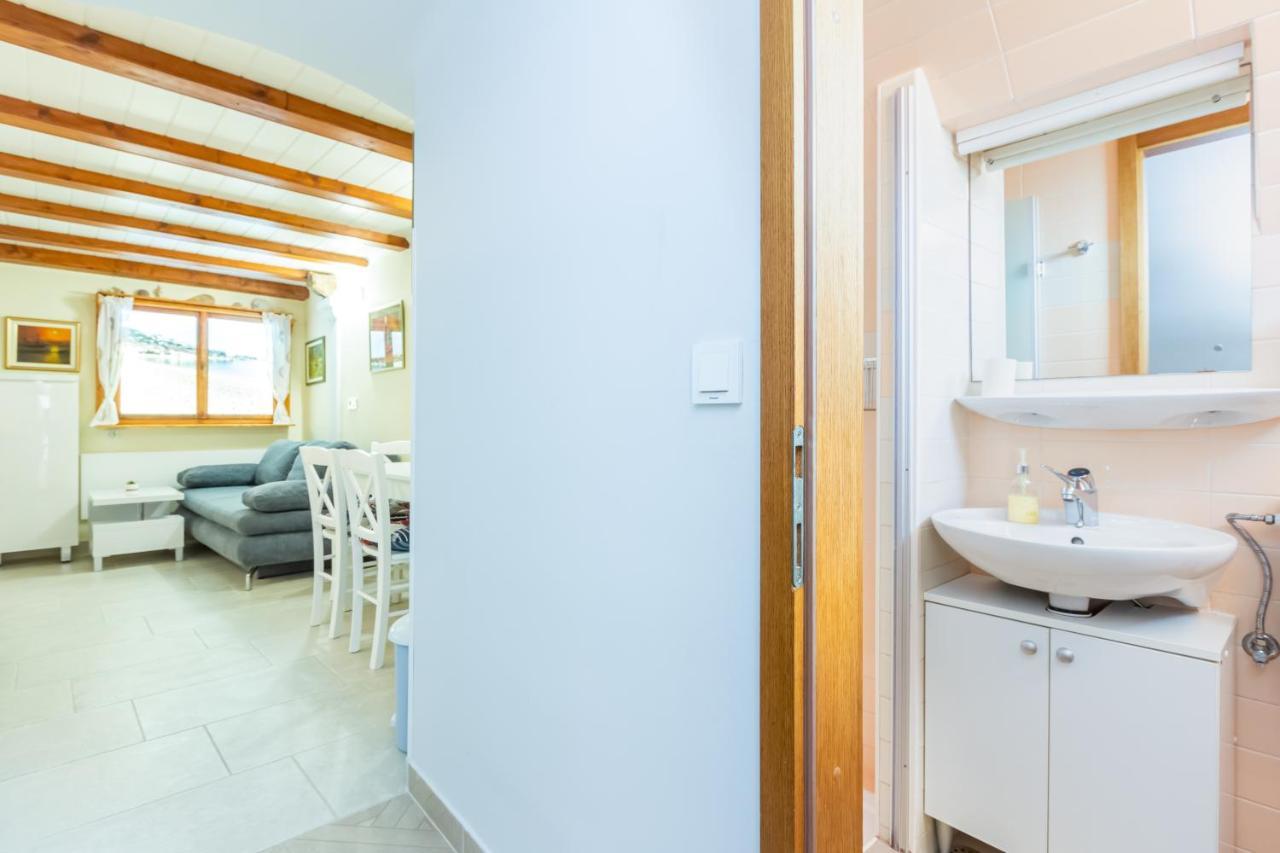Apartment Sepat With Free Parking Place In Baska Exterior photo